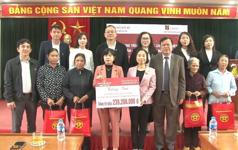 Uỷ ban MTTQ Việt Nam huyện Phúc Thọ tổ chức Chương trình trao tặng quà tết cho người nghèo xuân Quý Mão 2023