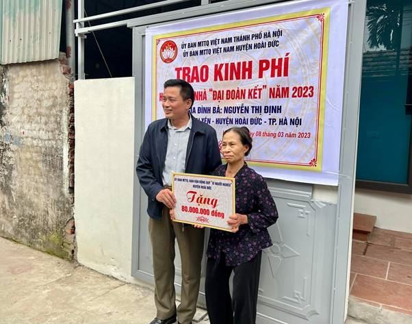 Ủy ban MTTQ Việt Nam huyện Hoài Đức trao kinh phí hỗ trợ xây dựng nhà “Đại đoàn kết”