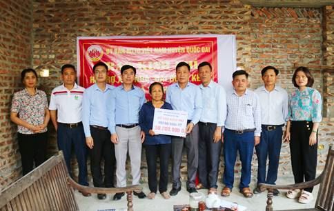 Ủy ban MTTQ Việt Nam huyện Quốc Oai trao kinh phí hỗ trợ xây nhà Đại đoàn kết
