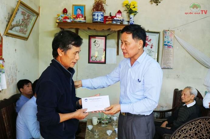 Uỷ ban MTTQ Việt Nam huyện Quốc Oai hỗ trợ đột xuất cho hộ gia đình có hoàn cảnh khó khăn