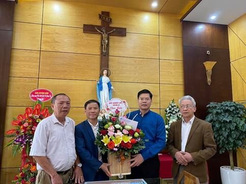 Ủy ban MTTQ Việt Nam huyện Hoài Đức thăm, tặng hoa, chúc mừng các linh mục trên địa bàn huyện nhân dịp Lễ Quan thầy Thánh Giu se (19/3)