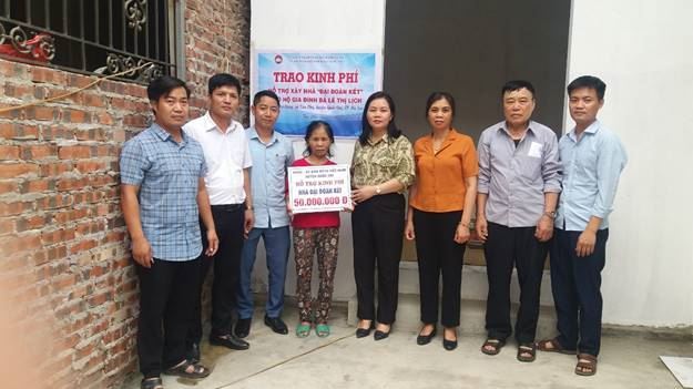 Ủy ban MTTQ Việt Nam huyện Quốc Oai trao kinh phí hỗ trợ xây nhà Đại đoàn kết năm 2023