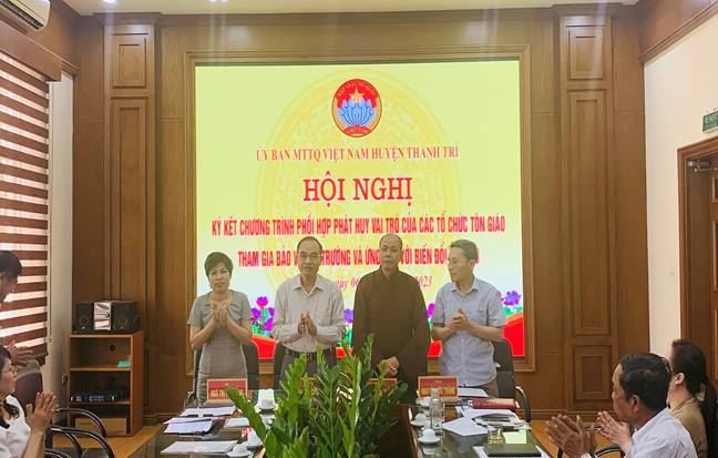 Ủy ban MTTQ Việt Nam huyện Thanh Trì ký kết Chương trình phối hợp với các tổ chức tôn giáo về bảo vệ môi trường.