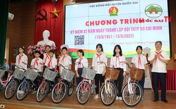 Ủy ban MTTQ Việt Nam huyện Quốc Oai  trao tặng xe đạp cho học sinh thuộc hộ có hoàn cảnh khó khăn tại Lễ mít tinh kỷ niệm 82 năm Ngày thành lập Đội TNTP Hồ Chí Minh