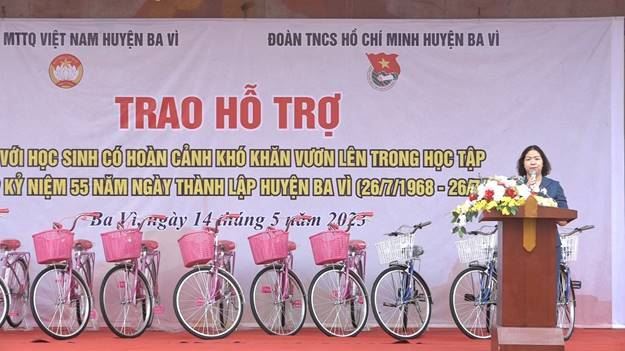 Ủy ban MTTQ Việt Nam huyện Ba Vì phối hợp với BCH Đoàn TNCS Hồ Chí Minh trao hỗ trợ cho các em học sinh có hoàn cảnh khó khăn vươn lên trong học tập