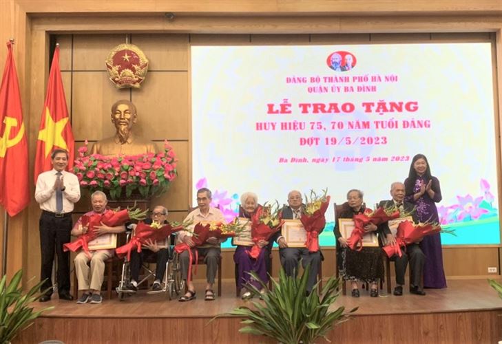 Đồng chí Nguyễn Lan Hương trao Huy hiệu Đảng tặng đảng viên lão thành quận Ba Đình