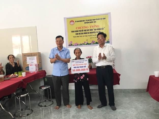 Ủy ban MTTQ Việt Nam huyện Quốc Oai bàn giao nhà Đại đoàn kết