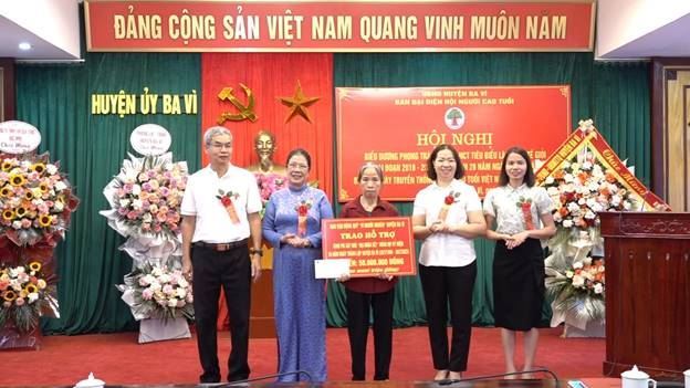 Ủy ban MTTQ Việt Nam huyện Ba Vì trao hỗ trợ kinh phí xây 01 nhà “Đại đoàn kết” và 55 suất quà đối với người cao tuổi hoàn cảnh khó khăn