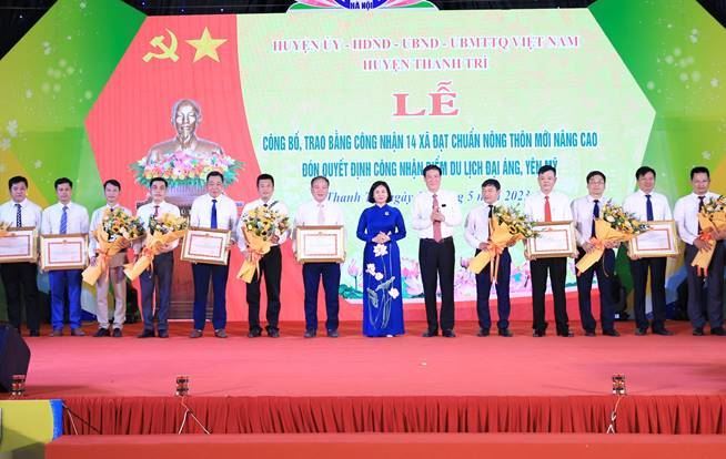 Huyện Thanh Trì trao Bằng công nhận 14 xã đạt chuẩn nông thôn mới nâng cao