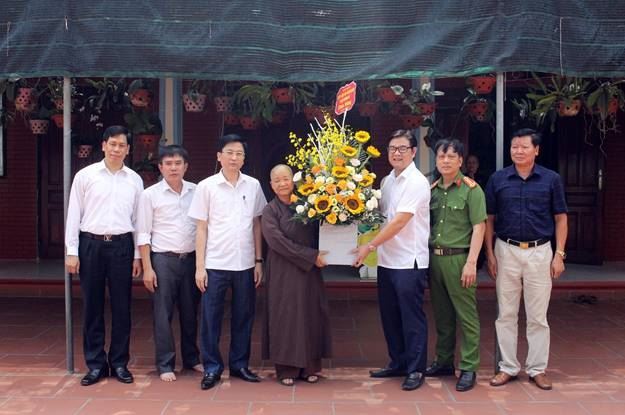 Uỷ ban MTTQ Việt Nam huyện Chương Mỹ: Tham gia các Đoàn thăm, tặng hoa và chúc mừng nhân dịp Lễ Phật Đản, Phật Lịch 2567.
