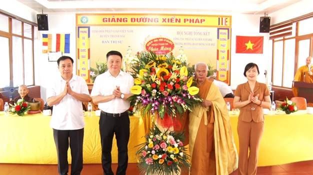 Lãnh đạo Huyện Thanh Oai thăm, tặng quà nhân dịp Đại lễ Phật đản năm 2023