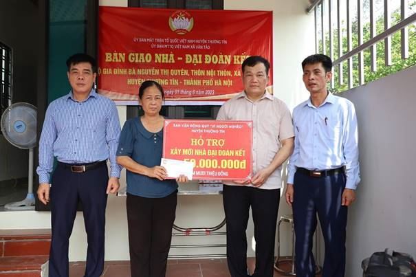 Huyện Thường Tín bàn giao tiền hỗ trợ xây dựng nhà Đại đoàn kết cho các hộ nghèo 