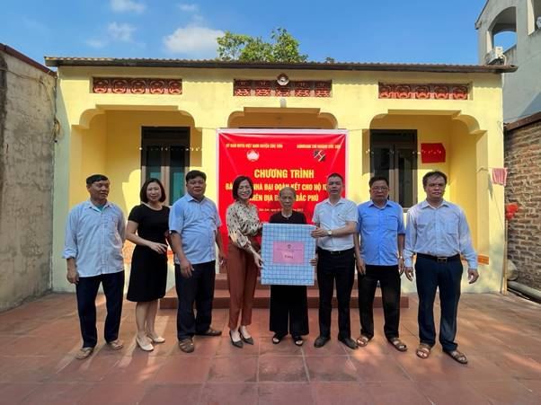 Ủy ban MTTQ Việt Nam huyện Sóc Sơn phối hợp với Ngân hàng AGRIBANK chi nhánh Sóc Sơn tổ chức Chương trình bàn giao nhà Đại đoàn kết cho hộ nghèo năm 2023