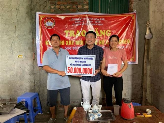 Trao kinh phí hỗ trợ xây nhà ở mới cho 2 hộ cận nghèo xã Minh Khai, huyện Hoài Đức