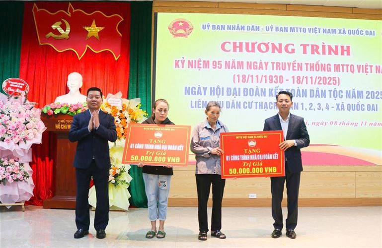 Quốc Oai khen thưởng 22 hộ gia đình tiêu biểu trong Ngày hội Đại đoàn kết toàn dân tộc