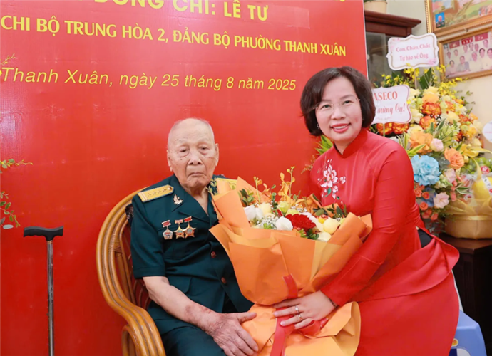 Phường Thanh Xuân trao Huy hiệu Đảng đợt 2/9 tặng các đảng viên lão thành