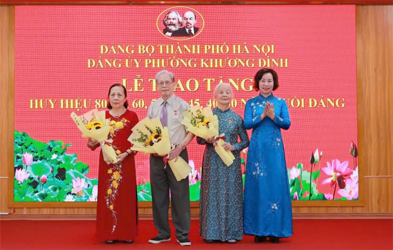 Đảng bộ phường Khương Đình: 188 đảng viên được tặng, truy tặng Huy hiệu Đảng
