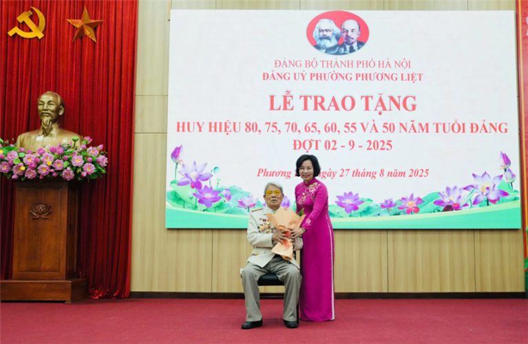 245 đảng viên phường Phương Liệt được trao tặng Huy hiệu Đảng