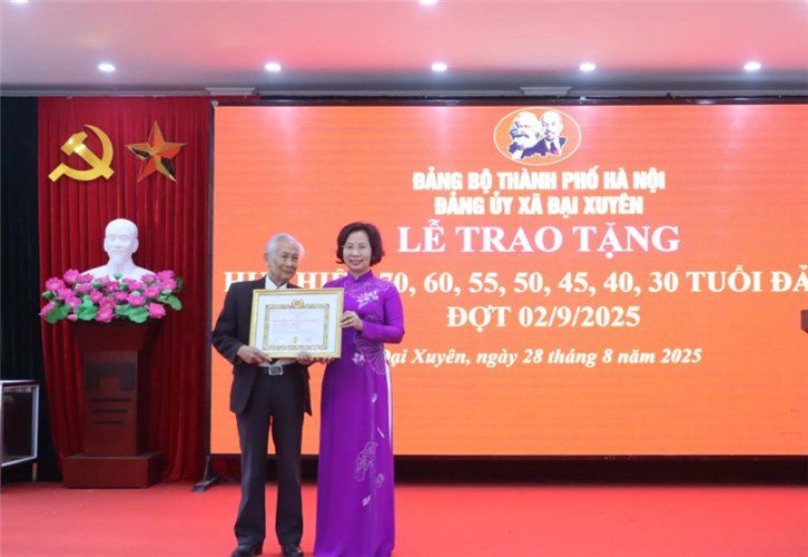 Xã Đại Xuyên: 60 đảng viên được trao tặng Huy hiệu Đảng đợt 2/9