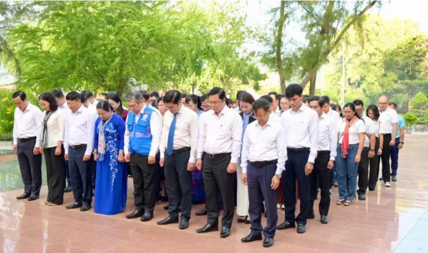 Dâng hoa, dâng hương tưởng nhớ các Anh hùng liệt sĩ tại đặc khu Côn Đảo