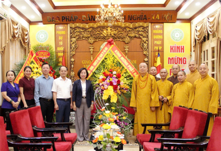 Chủ tịch Ủy ban MTTQ Việt Nam TP Hà Nội thăm, chúc mừng các cơ sở Phật giáo nhân dịp Đại lễ Phật đản
