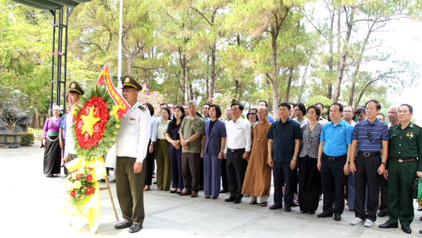 Đoàn đại biểu nhân sĩ, trí thức, tôn giáo tiêu biểu Thủ đô tri ân các Anh hùng Liệt sĩ tại Quảng Trị