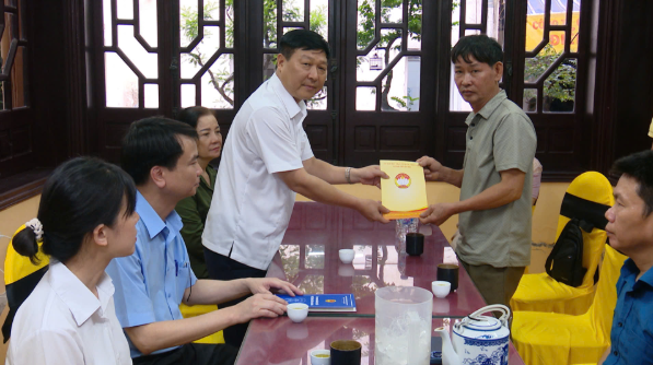 Lãnh đạo Ủy ban MTTQ Việt Nam thành phố Hà Nội thăm hỏi gia đình nạn nhân vụ cháy tại phường Kiến Hưng