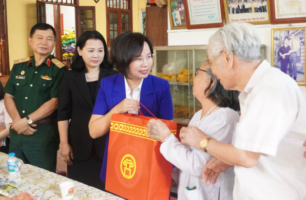 Lãnh đạo MTTQ Việt Nam thành phố Hà Nội tặng quà gia đình chính sách tại xã Sóc Sơn