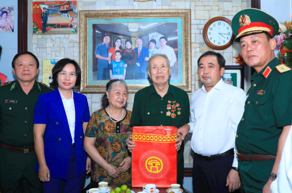 Bí thư Thành ủy Hà Nội Trần Đức Thắng thăm, tặng quà các thương binh tiêu biểu phường Hoàn Kiếm