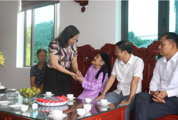 Lãnh đạo Ủy ban MTTQ Việt Nam TP Hà Nội thăm, tặng quà Bà mẹ Việt Nam Anh hùng và thương binh tiêu biểu