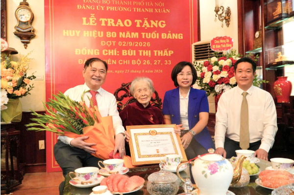 Lãnh đạo thành phố trao Huy hiệu 80 năm tuổi Đảng tặng đảng viên lão thành Bùi Thị Thấp