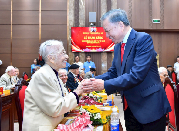 Tổng Bí thư, Chủ tịch nước Tô Lâm trao Huy hiệu Đảng tặng các đảng viên lão thành Thủ đô