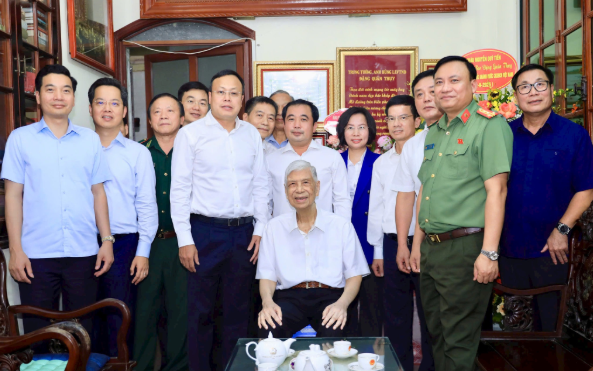 Bí thư Thành ủy Hà Nội Trần Đức Thắng thăm, tặng quà các chiến sĩ Việt Minh thành Hoàng Diệu