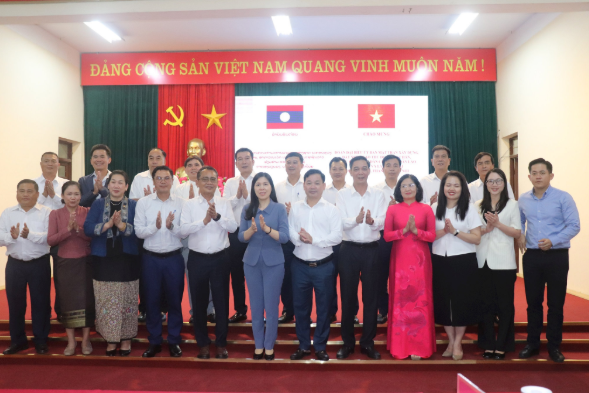 Đoàn đại biểu Mặt trận Lào xây dựng đất nước Thủ đô Viêng Chăn thăm, làm việc tại xã Liên Minh
