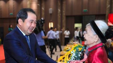 Lãnh đạo thành phố Hà Nội chúc mừng đảng viên lão thành nhận Huy hiệu Đảng đợt 2-9