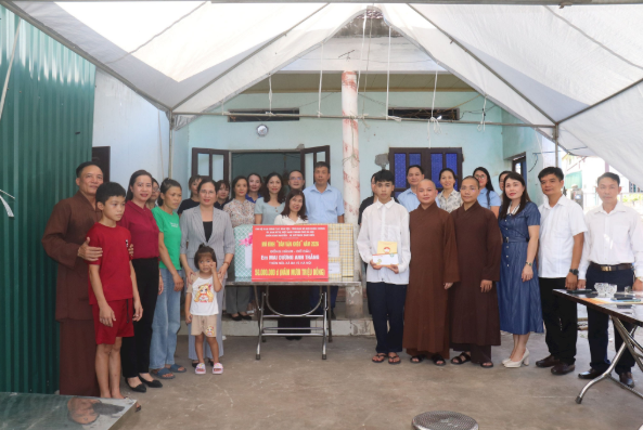Mặt trận thành phố tiếp sức học sinh dân tộc Dao vượt khó