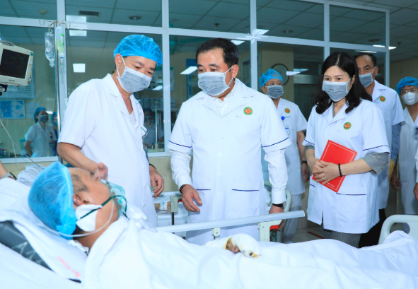 Bí thư Thành ủy Hà Nội Trần Đức Thắng thăm hỏi, động viên nạn nhân vụ cháy tại phường Tây Hồ