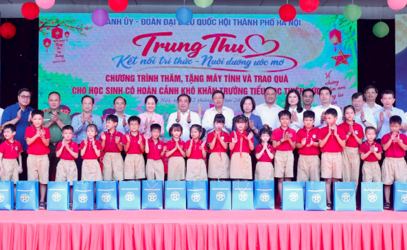 Bí thư Thành ủy Hà Nội Trần Đức Thắng tặng quà tại Trường Tiểu học Thiên Đức