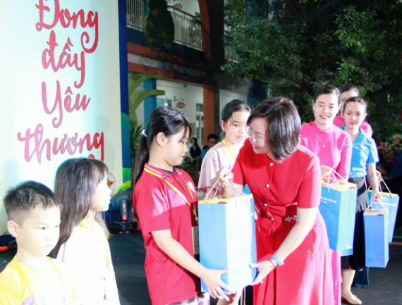 Mặt trận Hà Nội mang Trung thu ấm áp đến trẻ em nghèo