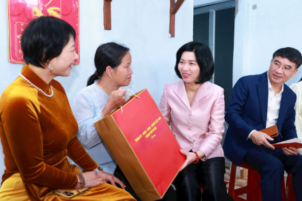 Chủ tịch HĐND TP Hà Nội Phùng Thị Hồng Hà trao quà tặng các hộ gia đình khó khăn tại tỉnh Lâm Đồng
