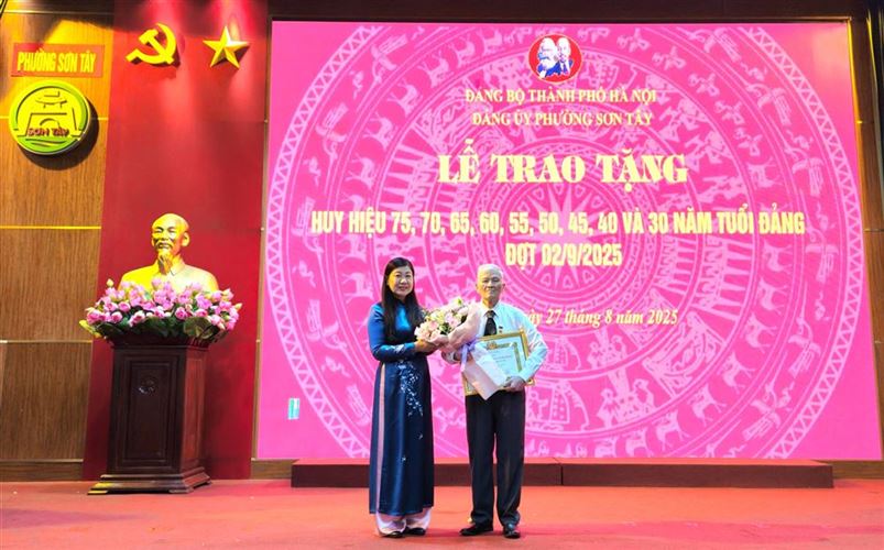 Chủ tịch Ủy ban MTTQ Việt Nam thành phố Hà Nội Nguyễn Lan Hương dự Lễ trao Huy hiệu Đảng tại phường Sơn Tây