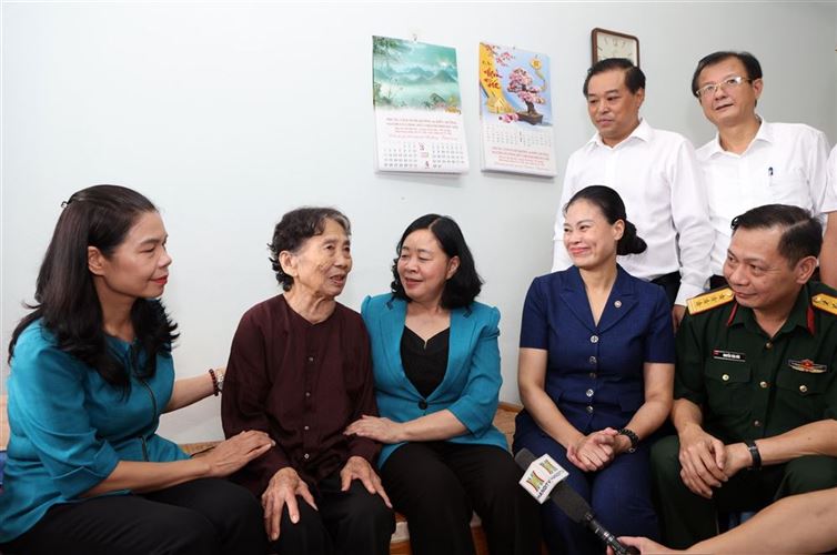 Bí thư Thành ủy Bùi Thị Minh Hoài thăm, tặng quà Trung tâm Nuôi dưỡng và Điều dưỡng người có công số II Hà Nội