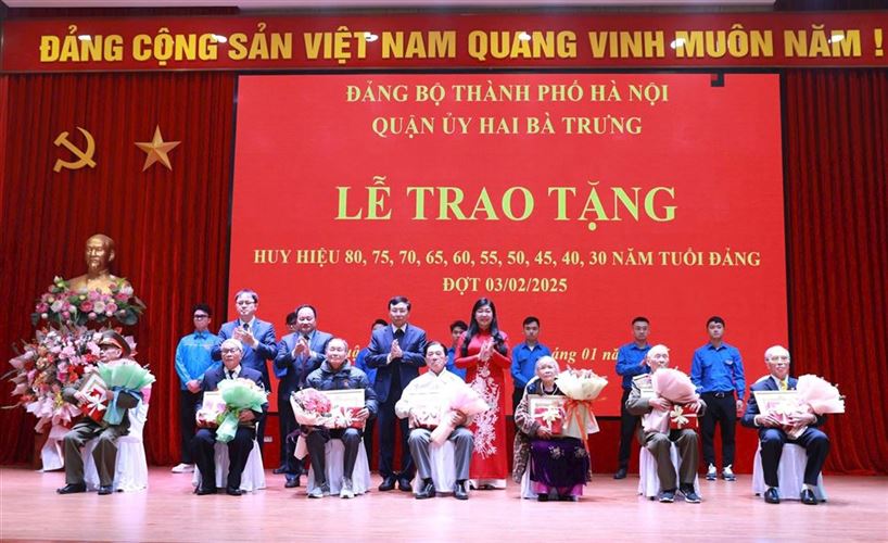 Quận Hai Bà Trưng trao Huy hiệu Đảng tặng 494 đảng viên đợt 3-2