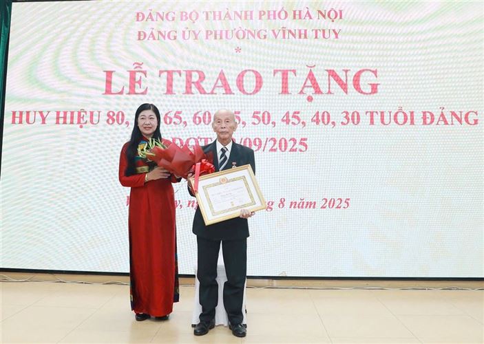 Lãnh đạo TP Hà Nội trao Huy hiệu Đảng tặng các đảng viên lão thành phường Vĩnh Tuy