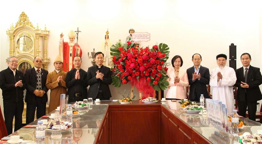 Chủ tịch Ủy ban MTTQ Việt Nam TP Hà Nội Bùi Huyền Mai thăm, chúc mừng Giáng sinh tại Giáo xứ Bằng Sở