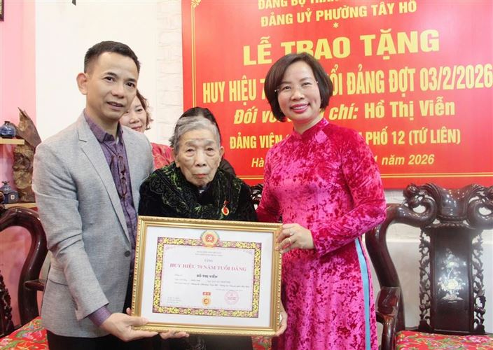 Phường Tây Hồ: 141 đảng viên nhận Huy hiệu Đảng đợt 3-2