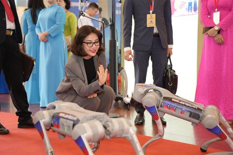 Robot và VR thu hút đại biểu tại Đại hội Mặt trận Hà Nội