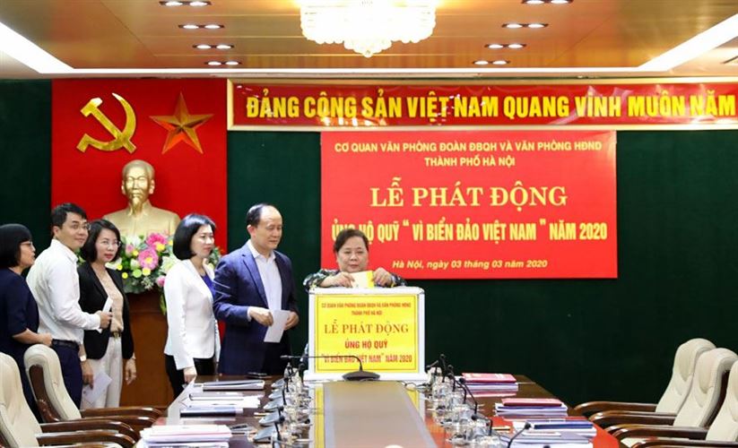 Cán bộ, công chức Hà Nội ủng hộ Quỹ  “Vì biển, đảo Việt Nam”