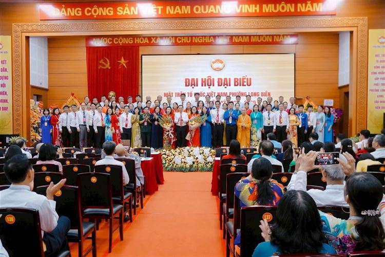 Đồng chí Vũ Thị Thanh là Chủ tịch Ủy ban MTTQ Việt Nam phường Long Biên