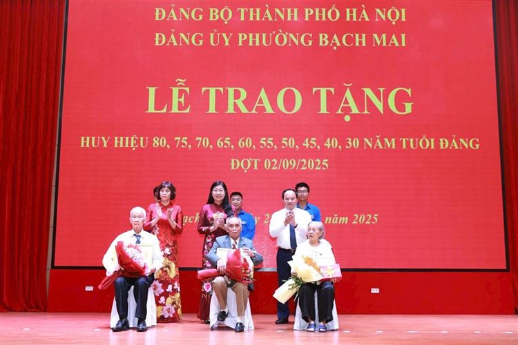 220 đảng viên Đảng bộ phường Bạch Mai vinh dự nhận Huy hiệu Đảng